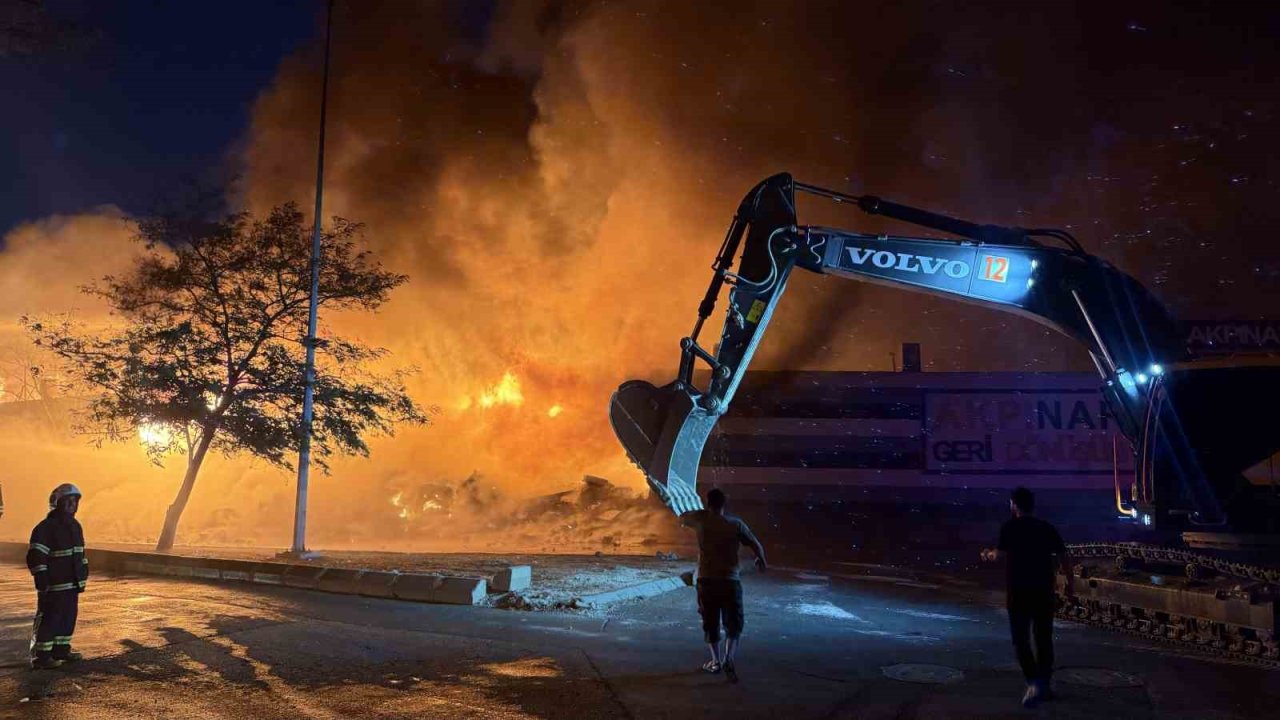 Gaziantep’te OSB'de Fabrikada Büyük Yangın Devam Ediyor! İtfaiye Ekipleri Ölümüne Mücadele Ediyor!