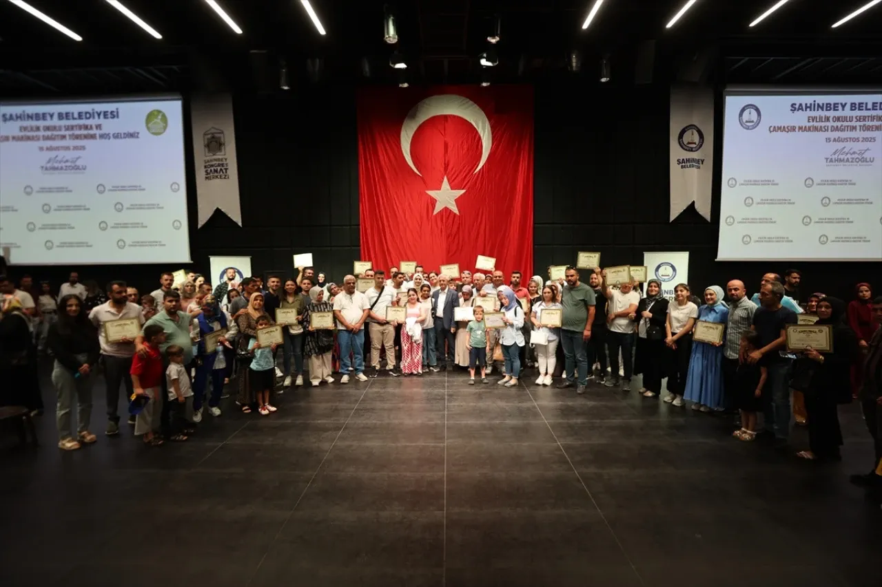 Gaziantep'te Evlilik Okulu Projesi'ni tamamlayan 481 çift sertifikalarını aldı