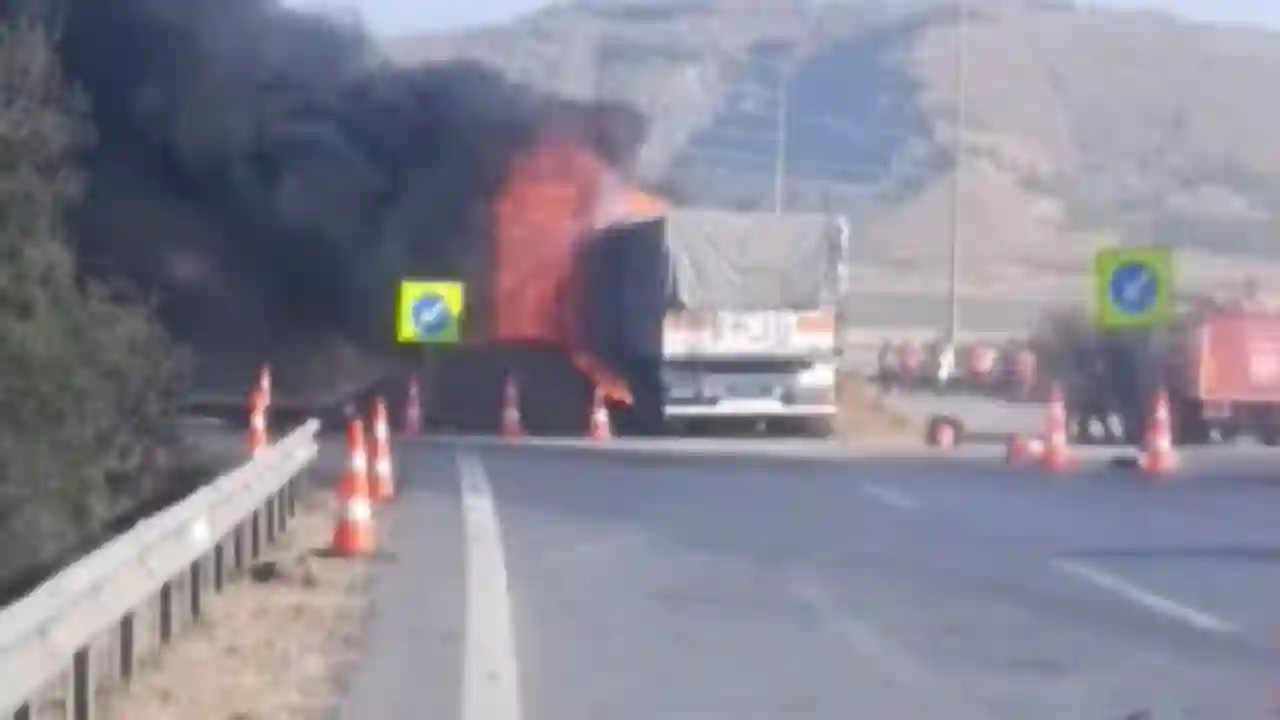 Nurdağı’nda Tır Yangını: Sürücü Aracı Toprak Yığınına Çarparak Kurtuldu