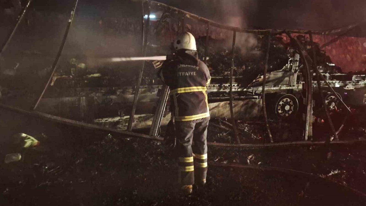 Şanlıurfa - Gaziantep Otoyolu'nda alev alev yanan tır hurda yığınına döndü