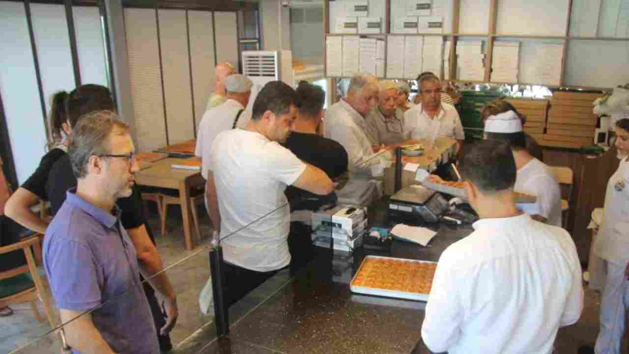 Gaziantep'te 650 TL'ye Baklava! Vatandaşlar baklava için sıraya giriyorlar