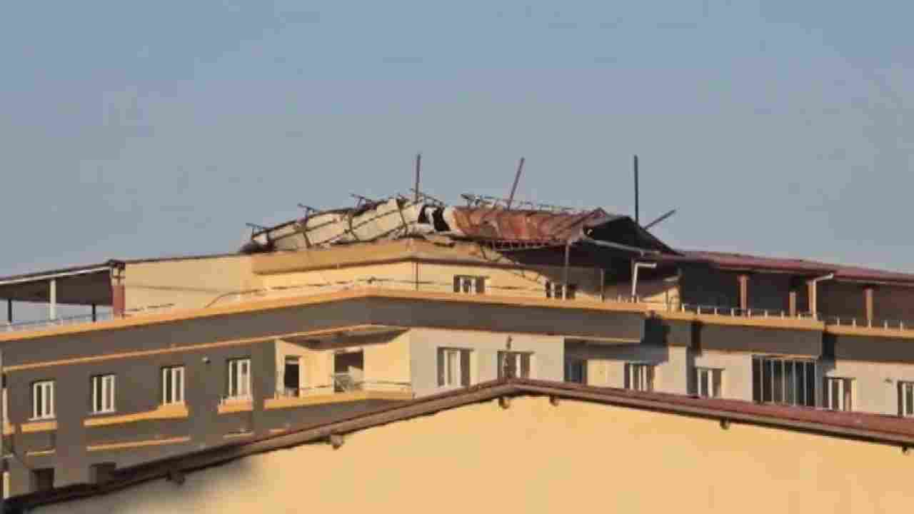 Gaziantep’te şiddetli fırtına hasarlı binanın çatısını uçurdu