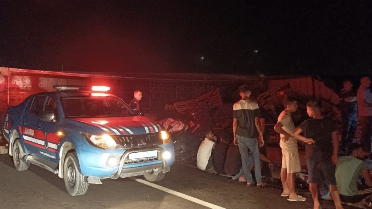 Gaziantep’te devrilen meşrubat yüklü tırın sürücüsü yaralandı