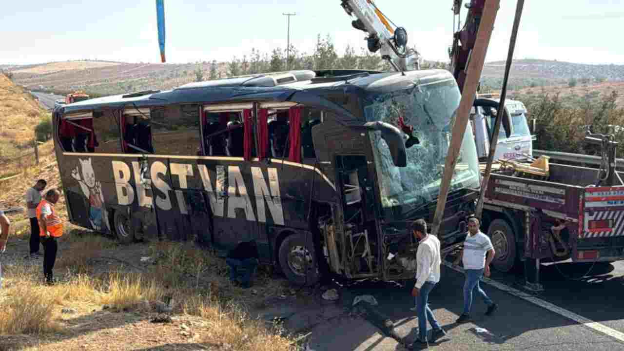 Şanlıurfa - Gaziantep Otoyolu'nda Yolcu Otobüsü Devrildi! 27 Yaralı