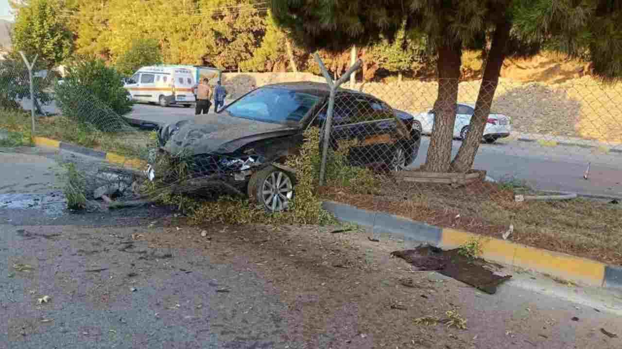 Sabah Saatlerinde Gaziantep’te Kaza: 1 Yaralı, Araç Refüje Çıktı