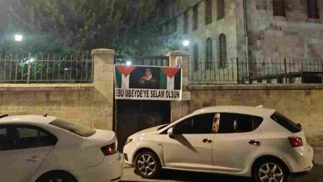Gaziantep’te Tarihi Sinagog Binasına Ebu Ubeyde Posteri Asıldı