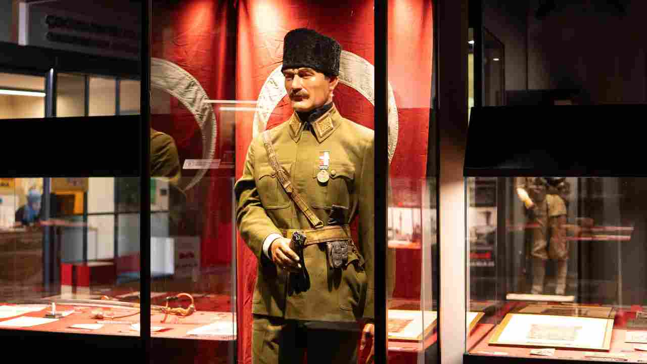 Atatürk'ün üniforması ve kılıcı Gaziantep'te sergileniyor