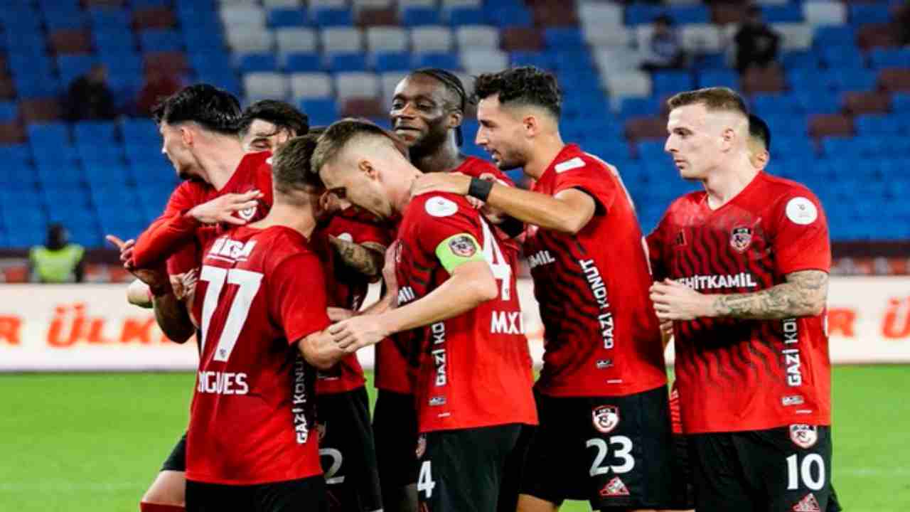 Gaziantep FK, Trabzonspor Deplasmanında Disiplinli Oyunuyla İlk Yarıya Damga Vurdu