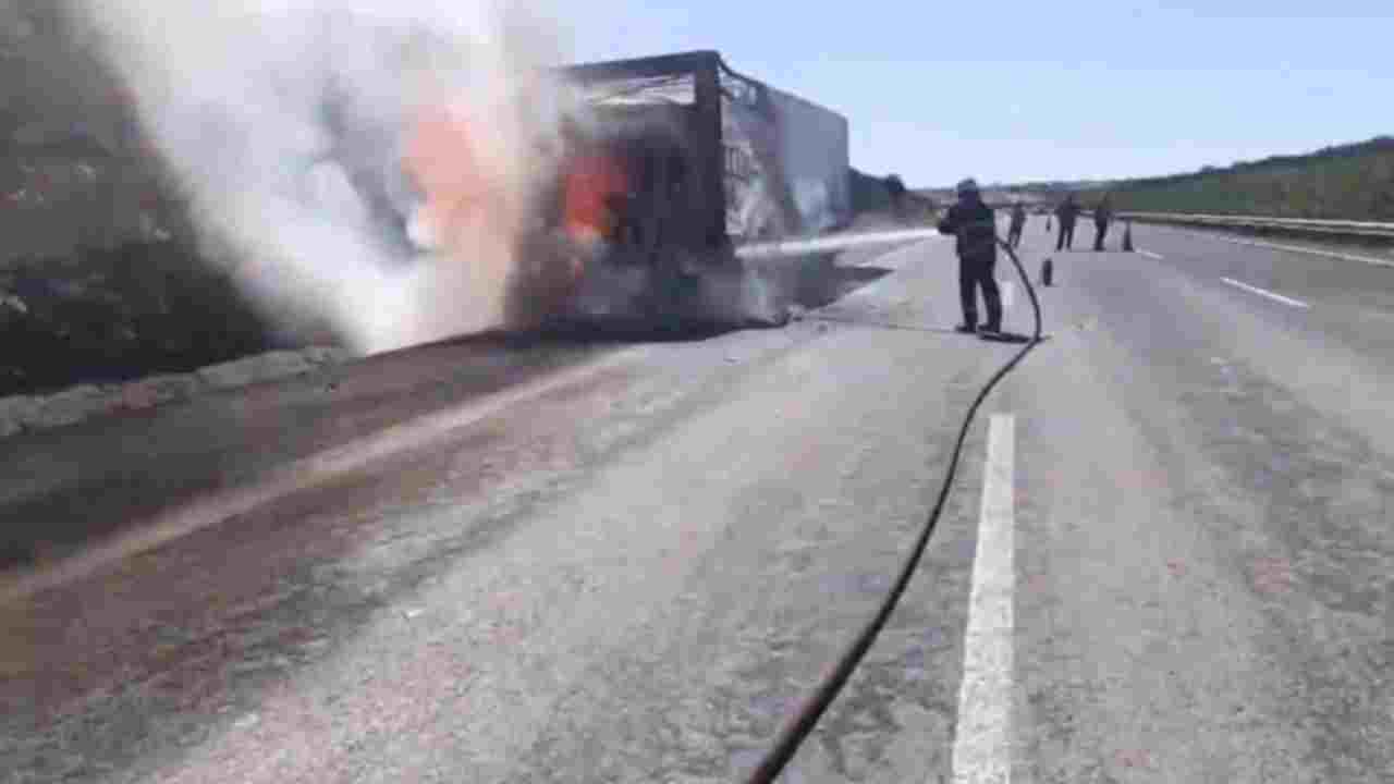 Şanlıurfa-Gaziantep Otoyolu'nda saman yüklü tır alev alev yandı