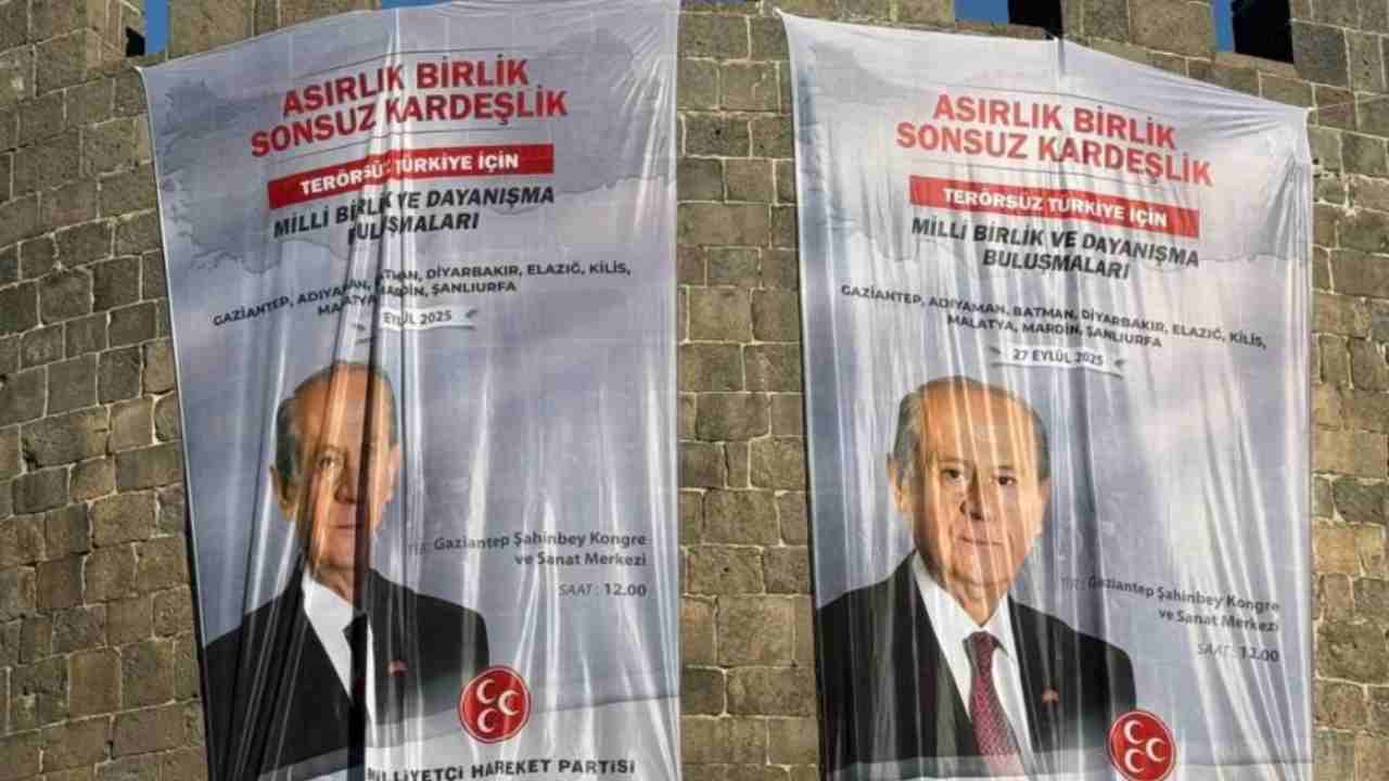 Diyarbakır surlarına Bahçeli’nin posterleri asıldı! Vatandaşlar, Gaziantep'teki Programlara Davet Edildi.