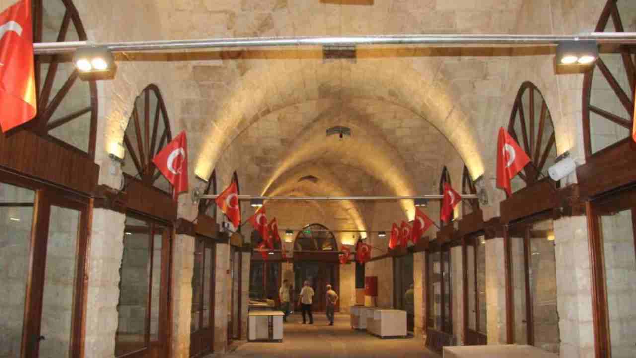 Gaziantep'te 300 yıllık Zincirli Bedesten esnafı iş yerlerine kavuştu