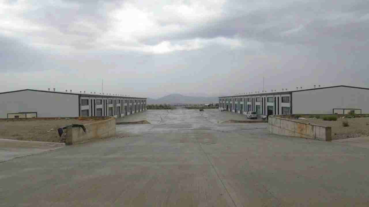 Gaziantep'te afetzede esnaf için yapılan 50 iş yeri hak sahiplerine teslim edildi