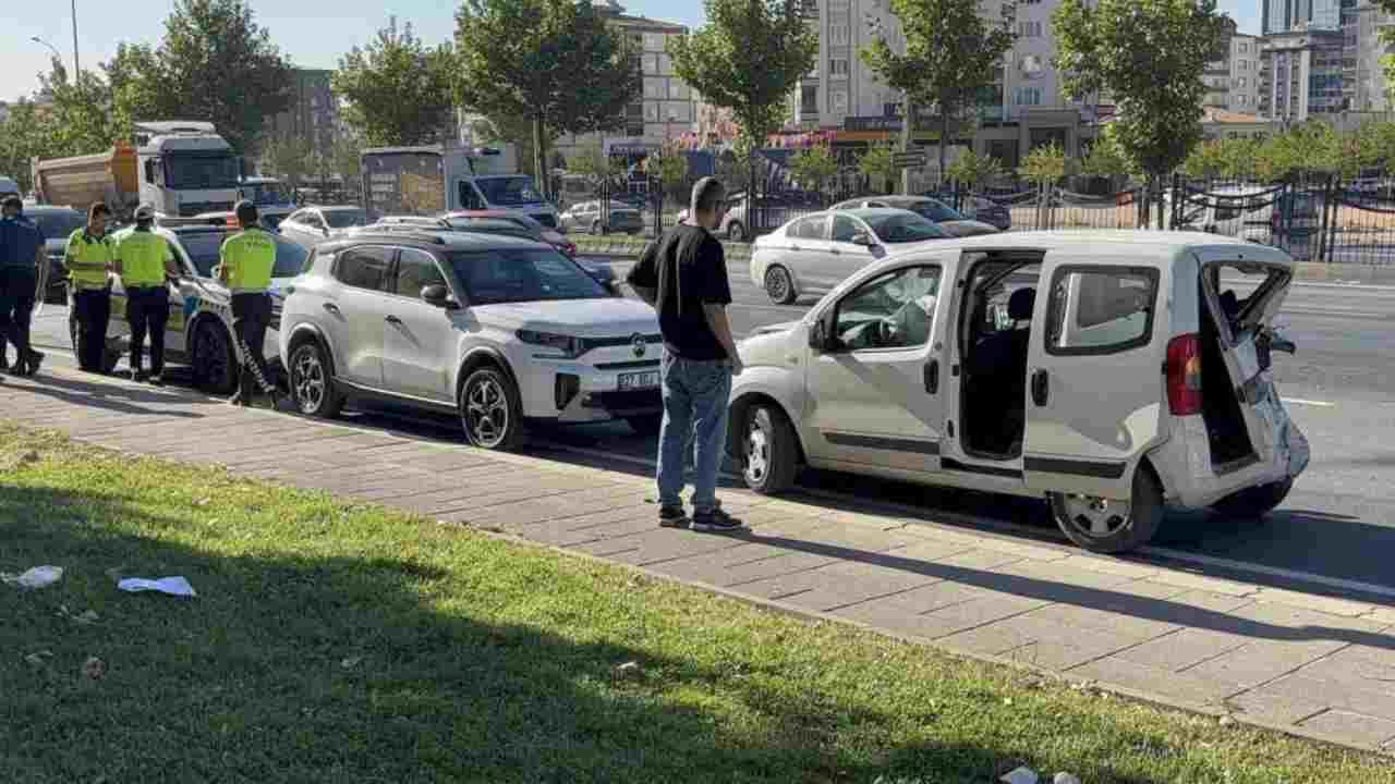 Gaziantep'te İpekyolu'nda 4 aracın karıştığı zincirleme kaza: 7 yaralı