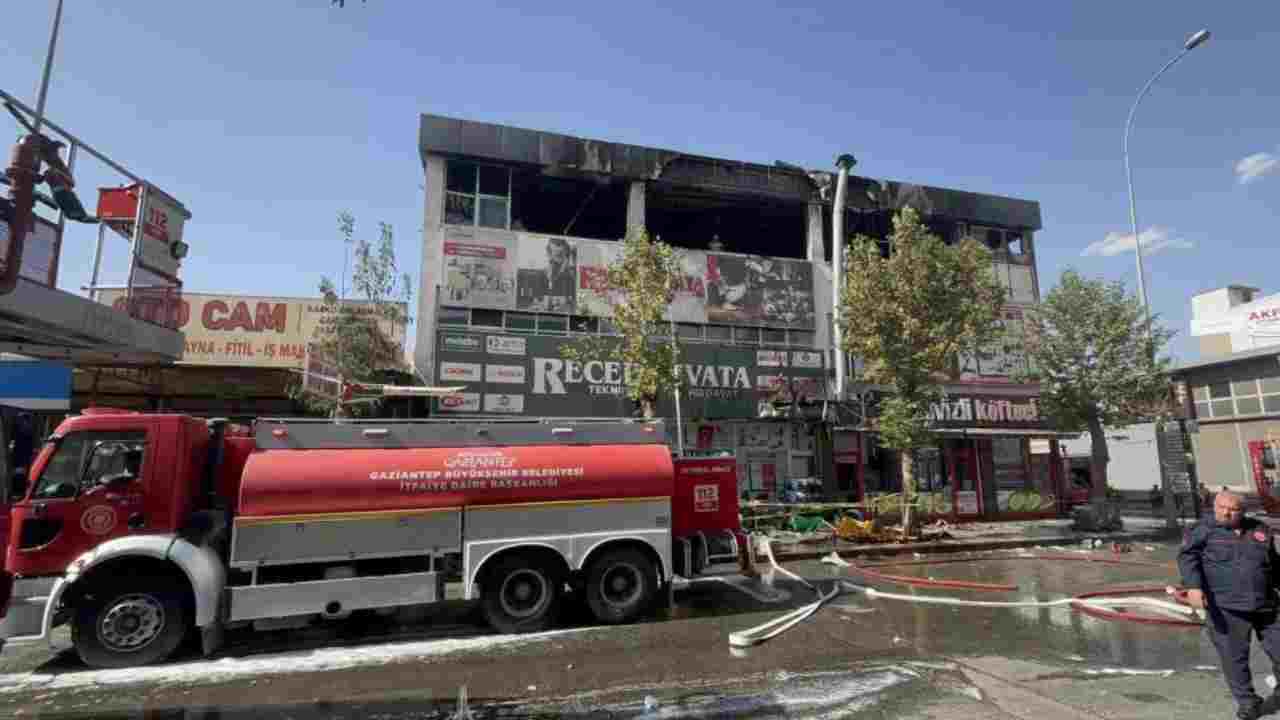 Gaziantep’te Dev İş Yeri Yangını! Yangına 25 araçla 100 itfaiye personeli müdahale etti.