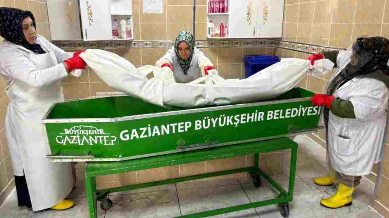 Gaziantep'te farklı tepkilerle karşılaşan 'ölü yıkayıcı' kadın gassallar konuştu