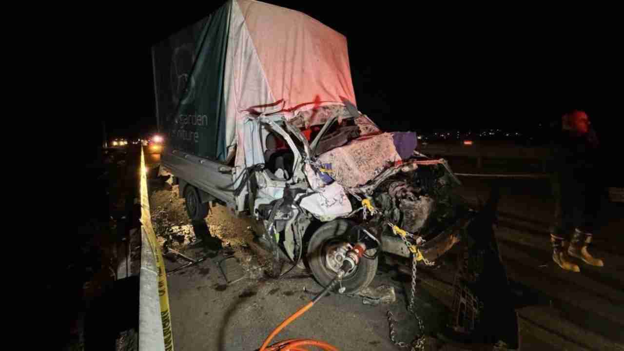 Gaziantep’te feci kaza! Kamyonet kamyona arkadan çarptı: 1 ölü, 1 ağır yaralı
