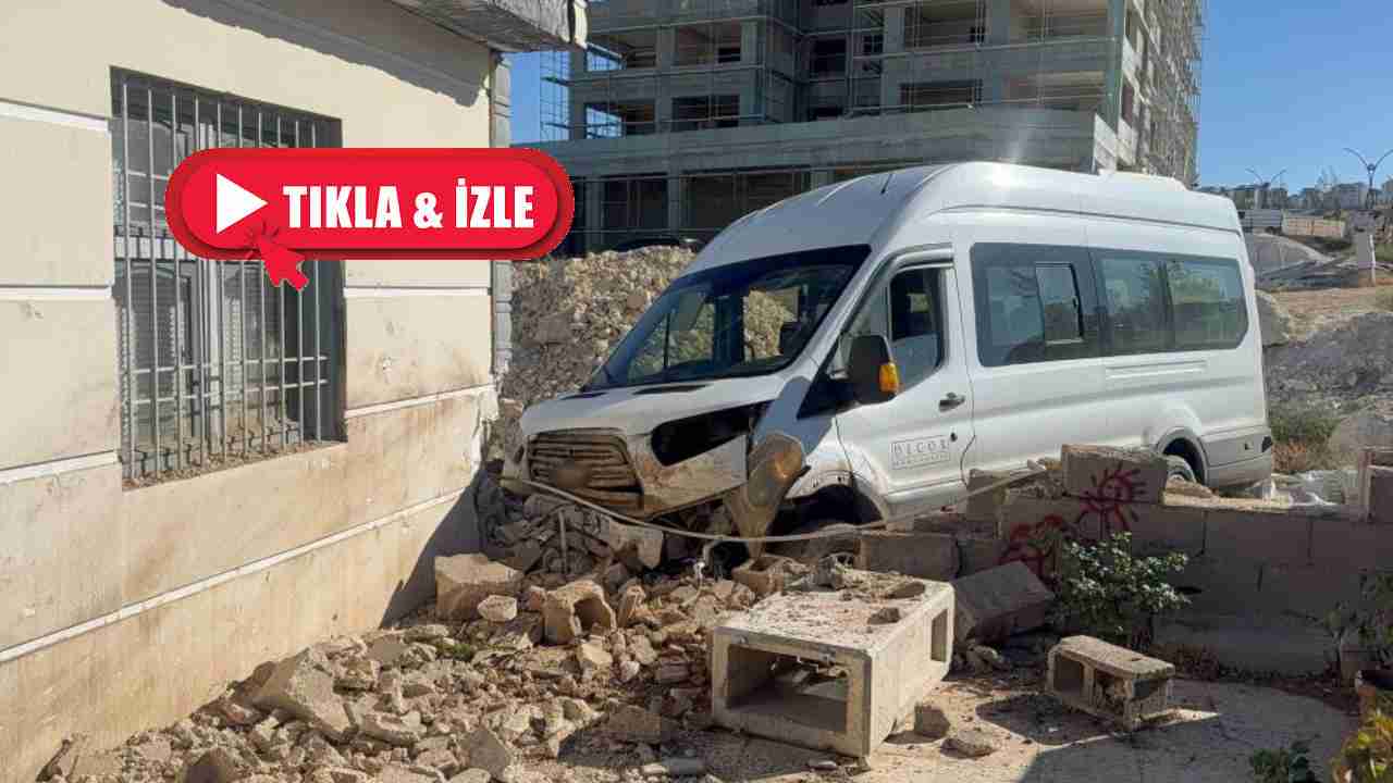 Gaziantep’te Korkunç Kaza! Servis Aracı Şarampole Uçup Eve Çarptı: 3 Yaralı!