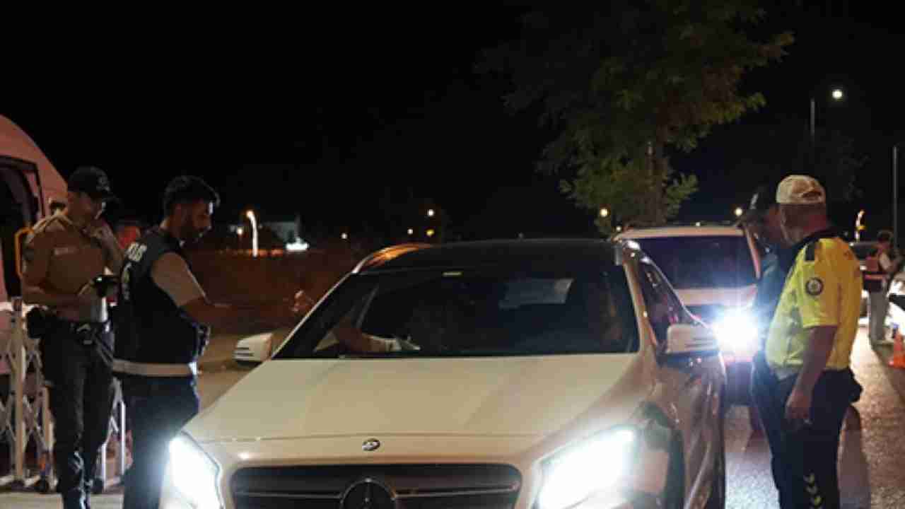 Gaziantep'te Kontrol Noktasında Şok Kaza! Kan Şekeri Düşen Sürücü, Polise Çarptı