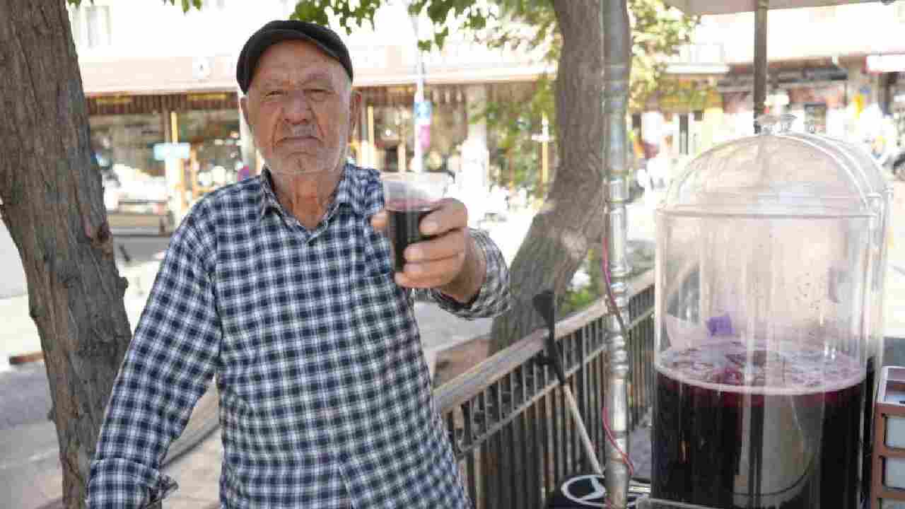 Gaziantep’te usta, 40 yıldır karadut suyu satıyor