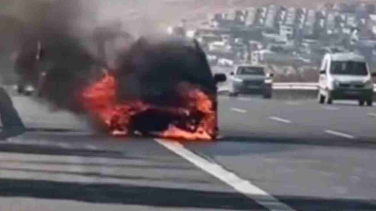 Gaziantep Çevre Yolu'nda Korkutan Yangın: Sürücü Son Anda Kurtuldu, Araç Kül Oldu