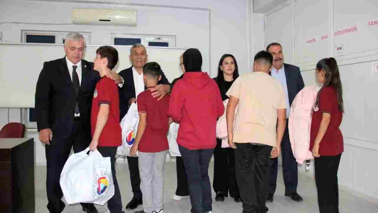 Gaziantep'te 14 okulda 1600 öğrenciye kaban desteği