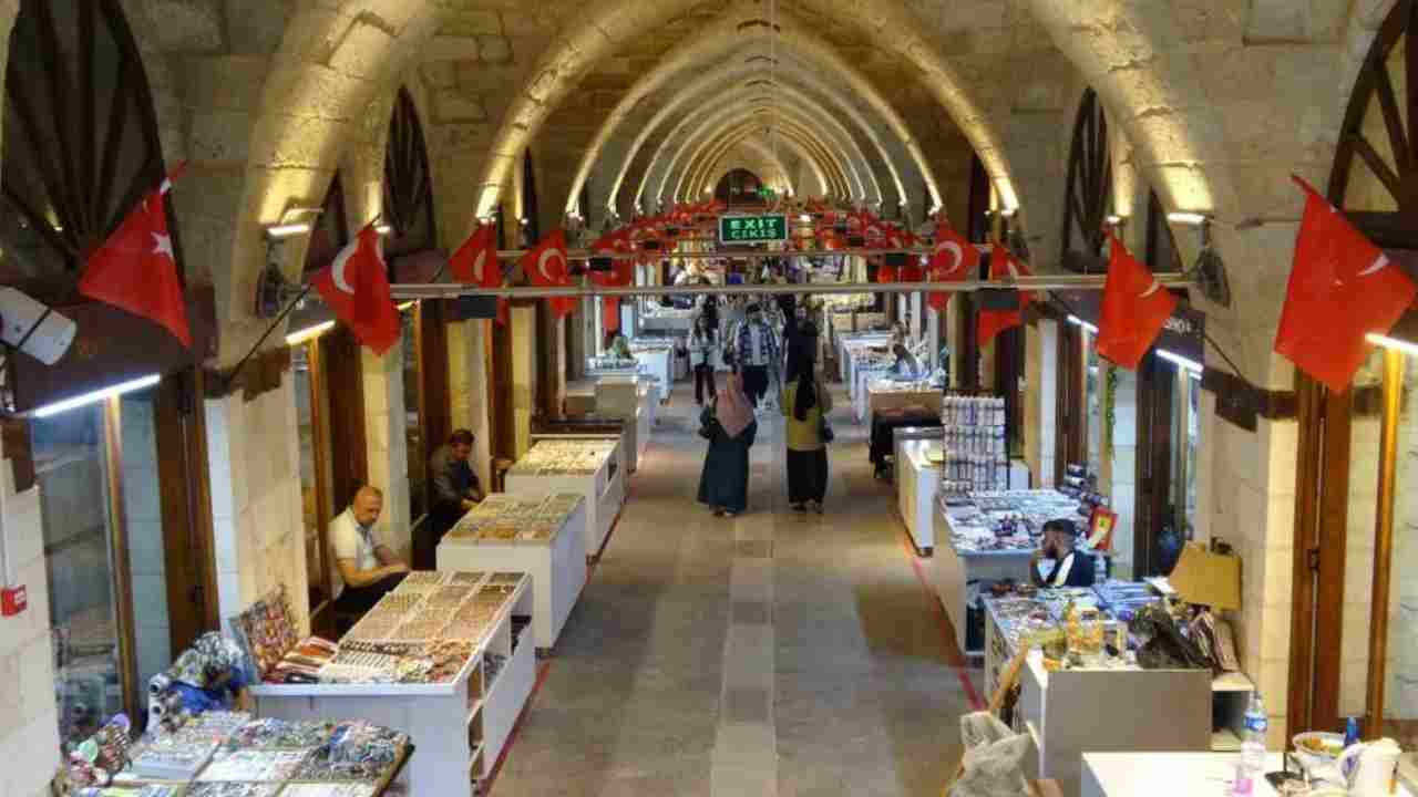 Depremde hasar gören tarihi Zincirli Bedesten yeniden uğrak noktası oldu