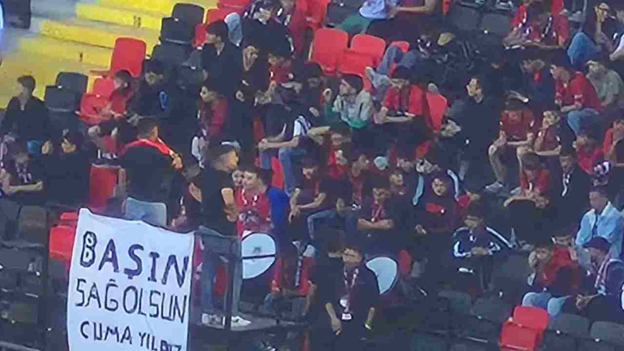 Kırmızı-Siyahlılardan Duygulandıran Vefa Örneği: Gaziantep FK Tribünlerinden Başsağlığı Mesajı!