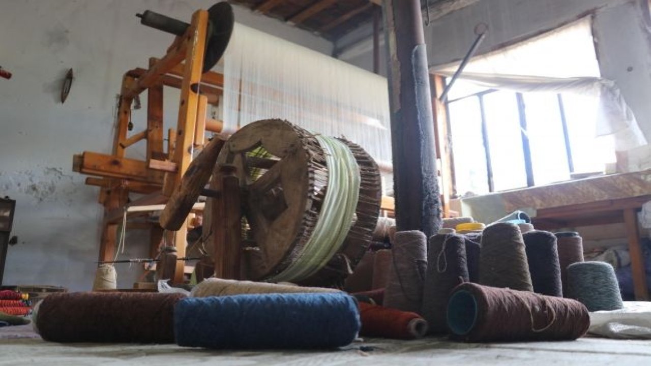 El tezgahında 65 yıldır dokumacılık yapıyor