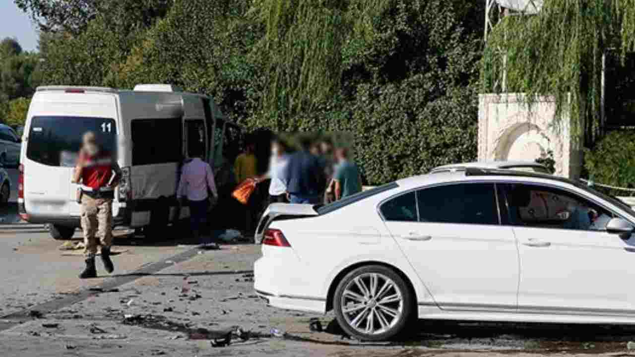 Gaziantep'te İşçi Servisi ile Otomobil Çarpıştı! 6 Yaralı İşçi Hastanelere Kaldırıldı