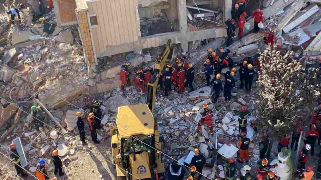 Gebze’de çöken binada enkaz altında kalan aile fertlerinin kimlikleri belli oldu