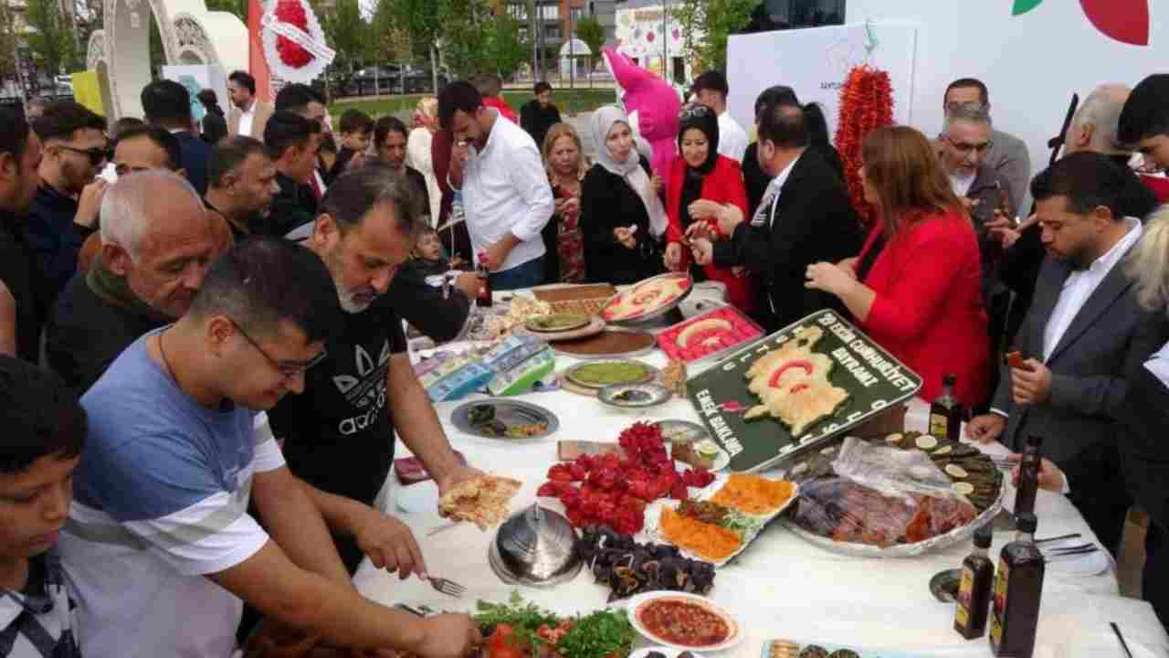Gaziantep'te festivalde yemek ve tatlılar 10 dakikada tükendi
