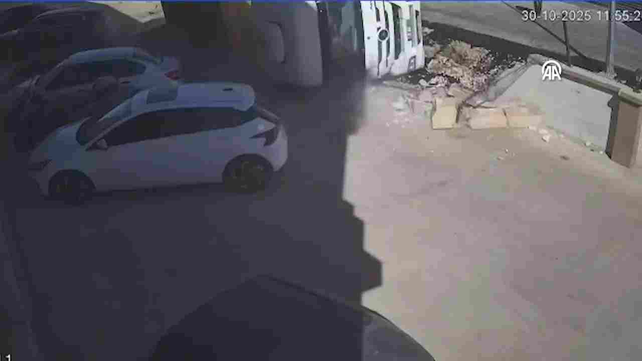 Gaziantep'te Faciadan Dönüldü! Park halindeki tır fabrika duvarının üzerine devrildi