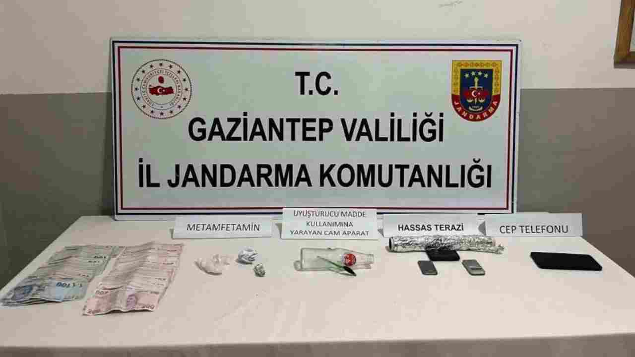 Gaziantep’te 4 bin 587 adet captagon hap ele geçirildi: 4 şahıs tutuklandı
