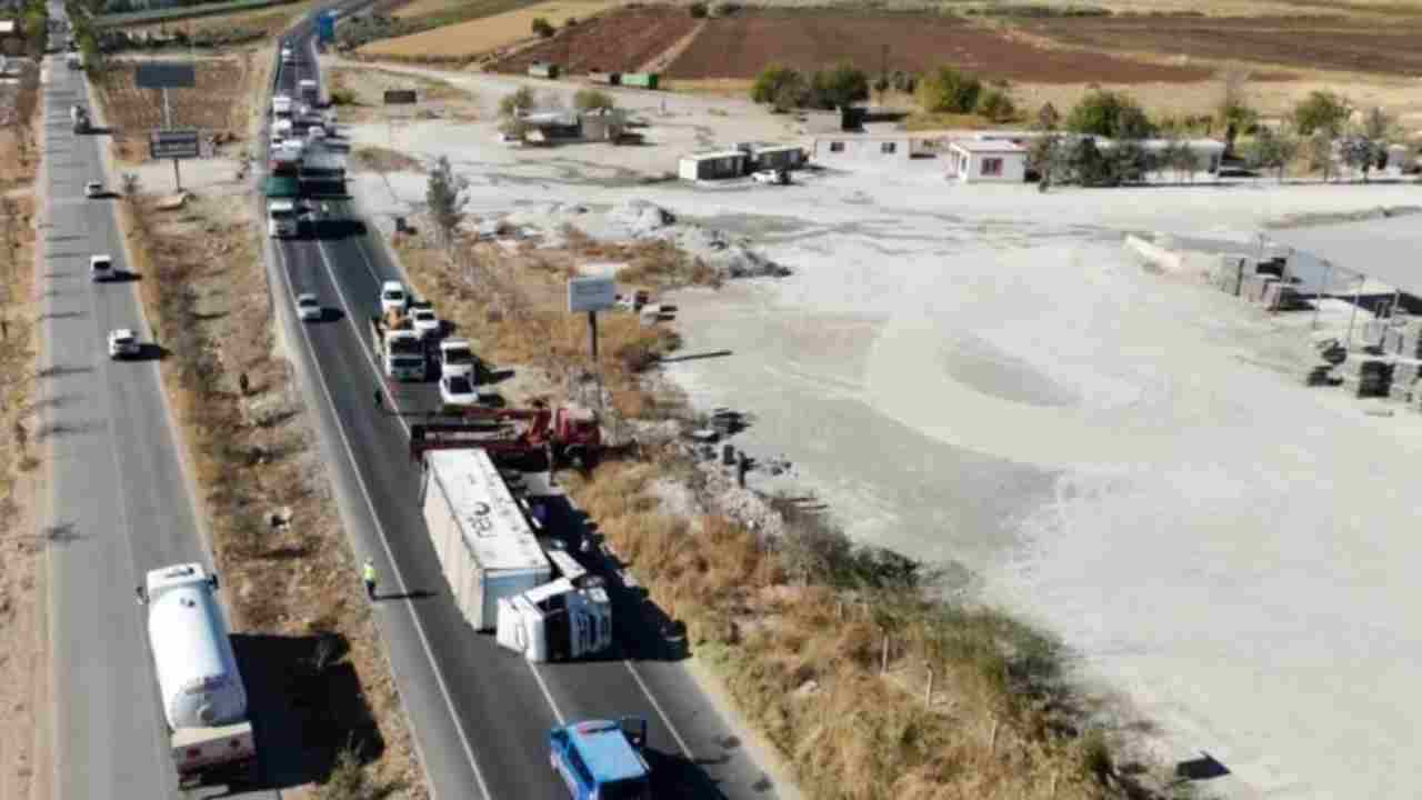 Gaziantep Şanlıurfa oto yolunda tır devrildi! Yol trafiğe kapatıldı
