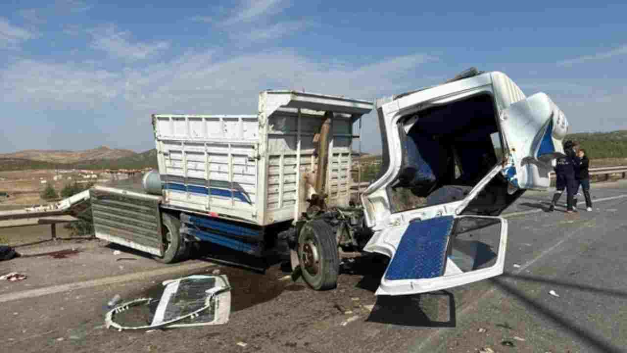 Nurdağı'nda kamyon ile tırın çarpıştığı kazada 2 kişi yaralandı