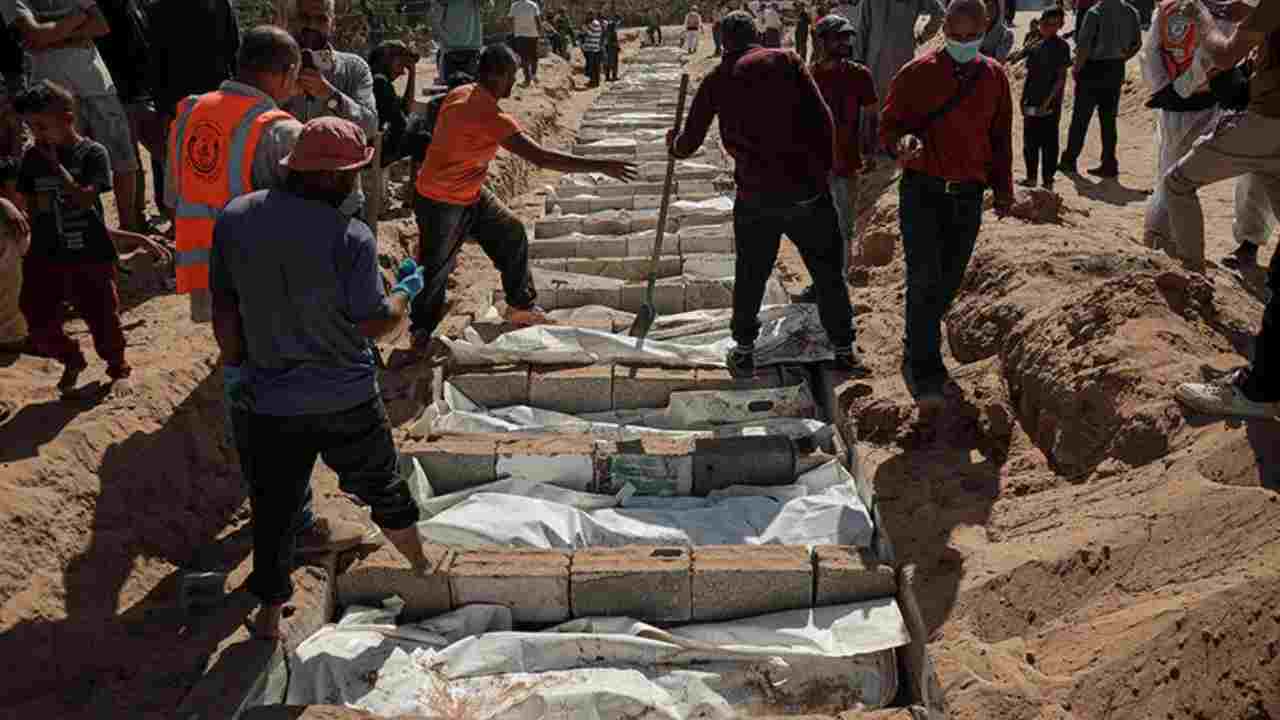 Gazze’de kimliği tespit edilemeyen 24 Filistinli daha toplu şekilde defnedildi