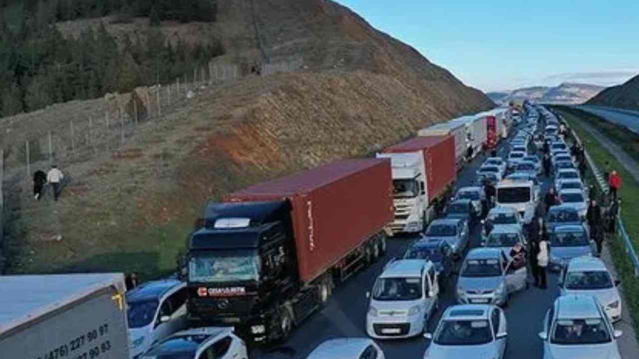 Gaziantep'te Sabır Taşıran Trafik! 5 Kilometrelik Kuyruk