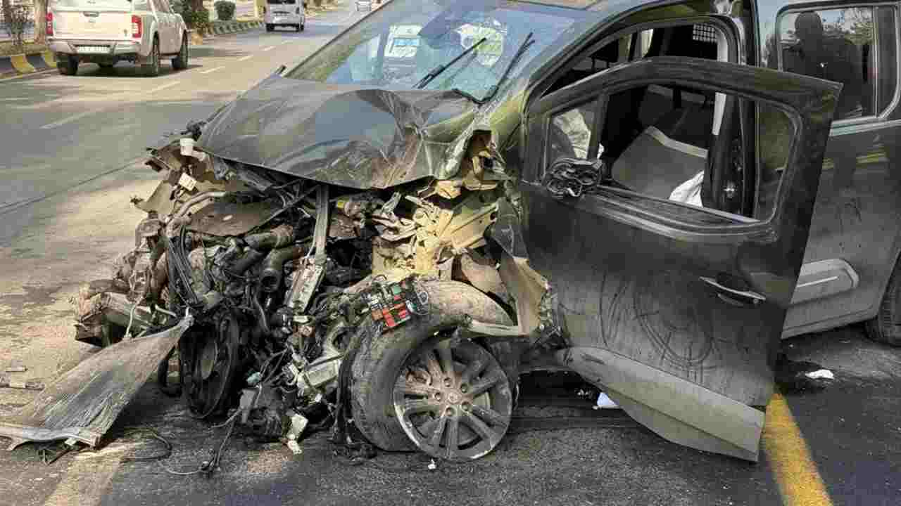 Gaziantep'te aydınlatma direğine çarpan sürücü yaralandı