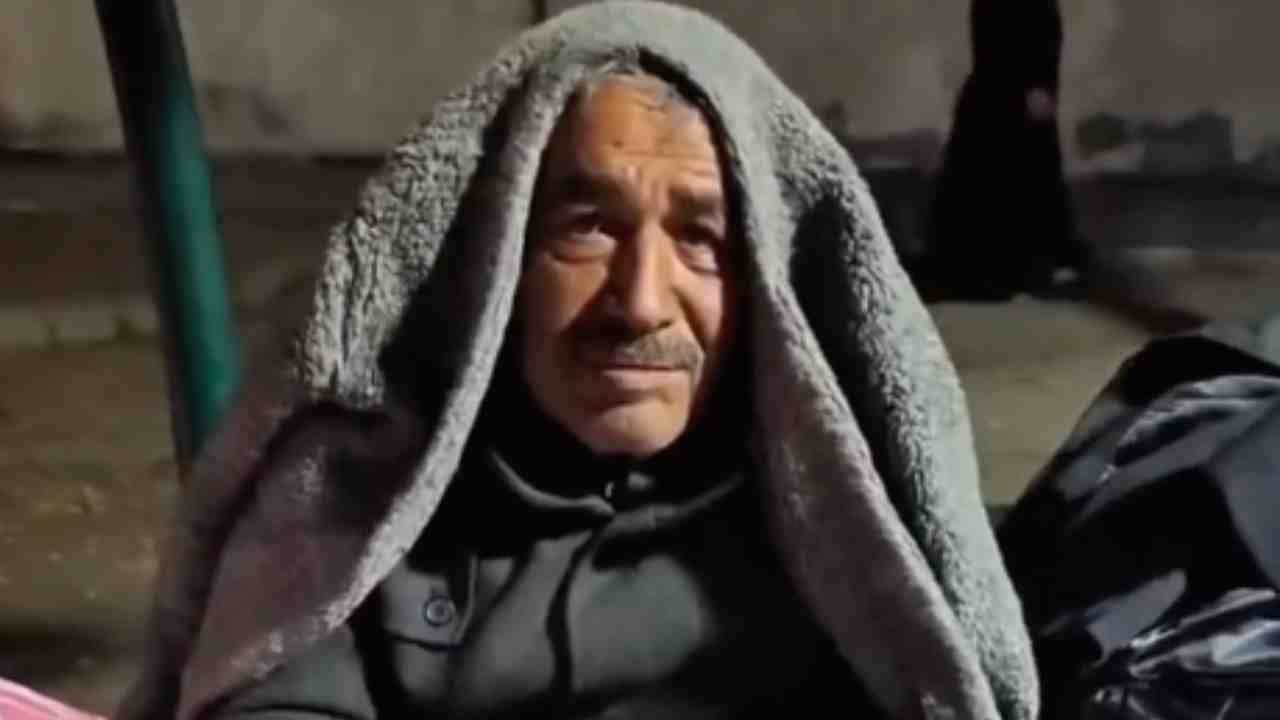 Gaziantep’te Yürek Burkan Manzara! Yaşlı Adam Bir Aydır Parkta Yaşıyor