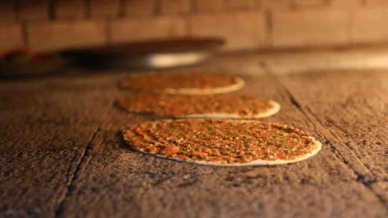 Antep lahmacunu tescilli tarifiyle pişirildi