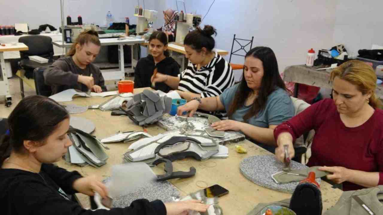 Gaziantep’te Kadın Eli Üretimde: Ayakkabı Sanayisinin Yeni Ustaları Gaziantep'te Sahneye Çıktı