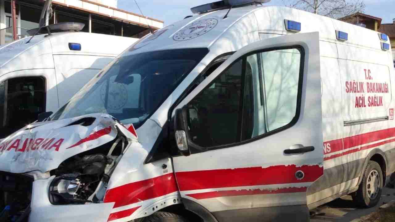 Gaziantep’te Şok Olay! Vakaya Giden 112 Ambulansına Araç Çarptı: 2 Sağlıkçı Yaralı