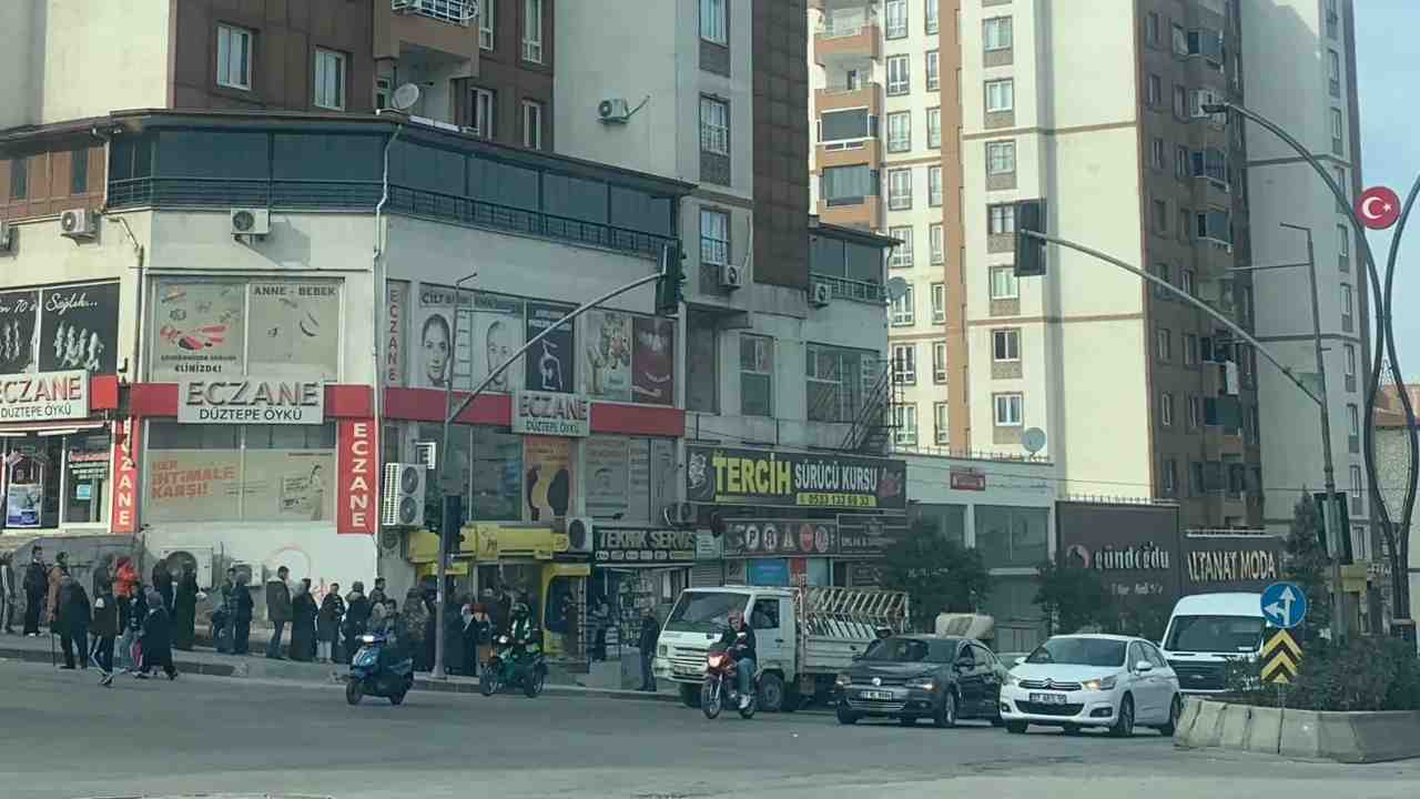 Gaziantep’te PTT Önünde İnsan Seli! Kuyruk Sonu Görünmedi