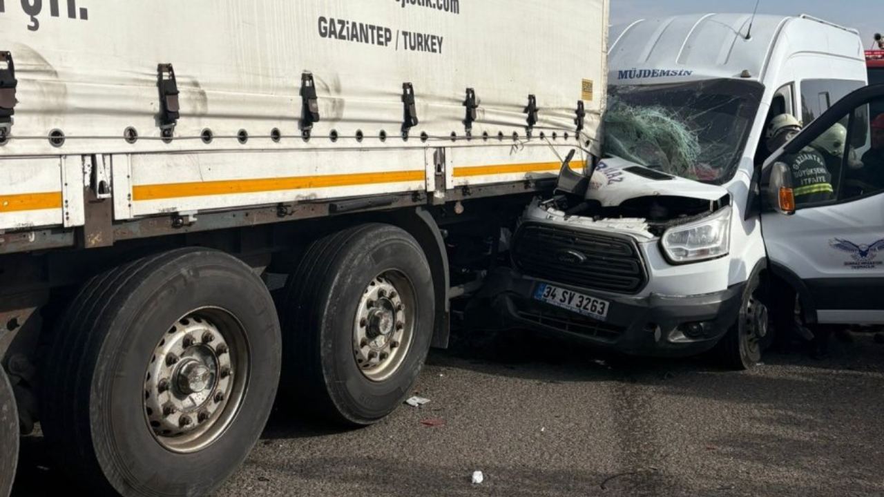 Gaziantep’te minibüs tıra arkadan çarptı: 5 yaralı