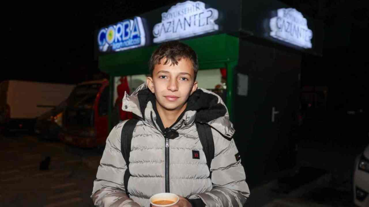 Gaziantep’te Sabahlar Artık Daha Sıcak! Büyükşehir 15 Bin Kişiye Her Sabah Sıcak Çorba Ve Ekmek İkram Ediyor