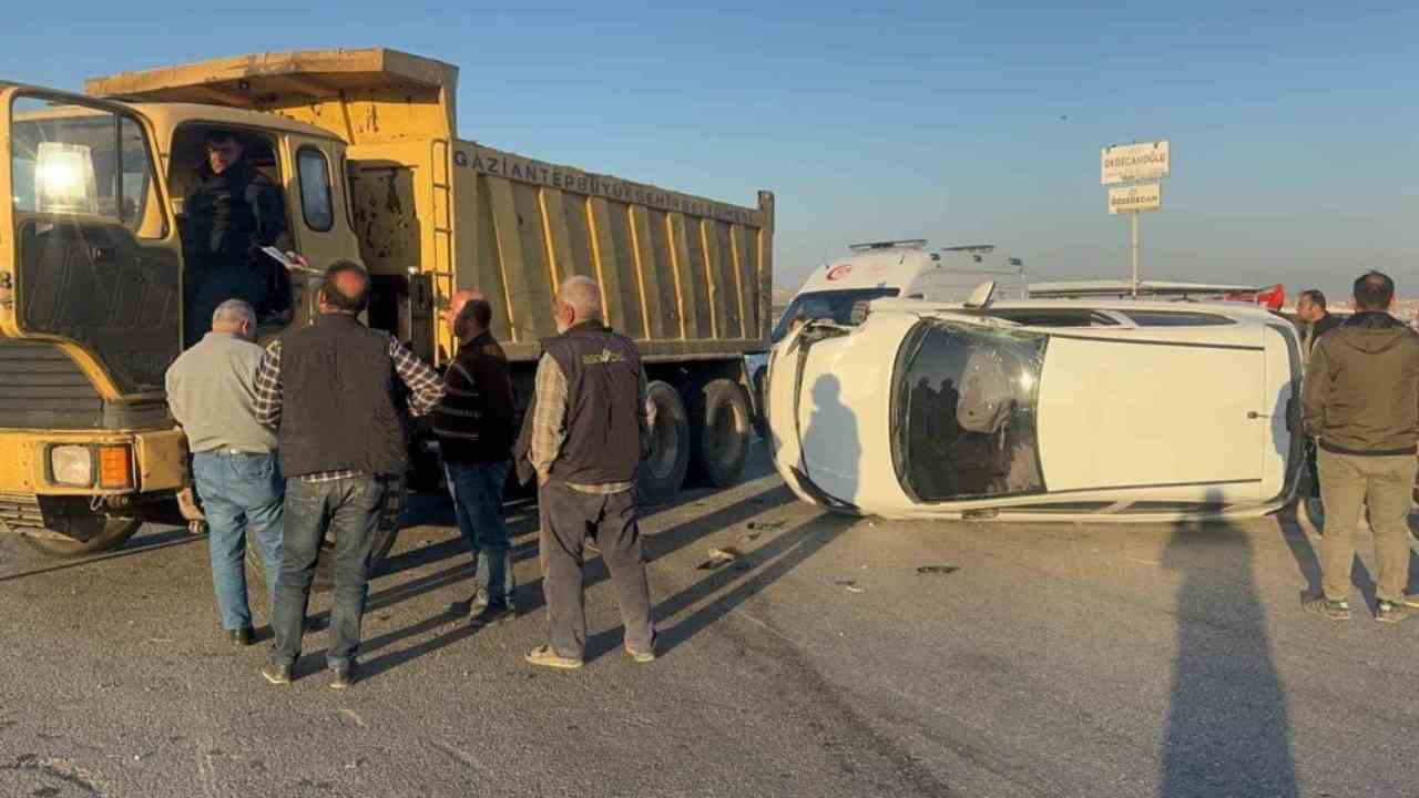 Gaziantep'te hafriyat kamyonu ile çarpışan otomobil yan yattı: 1 yaralı