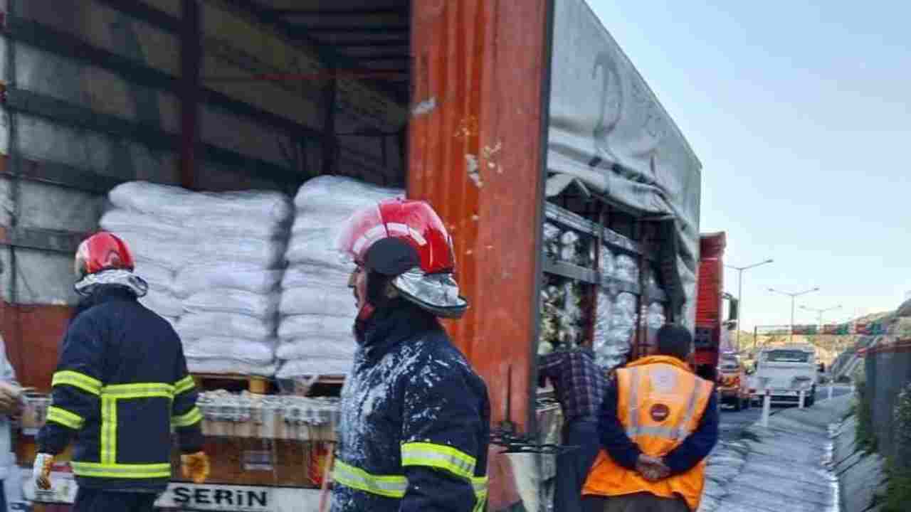 Gaziantep'e seyir halindeki soya yüklü tırda yangın çıktı