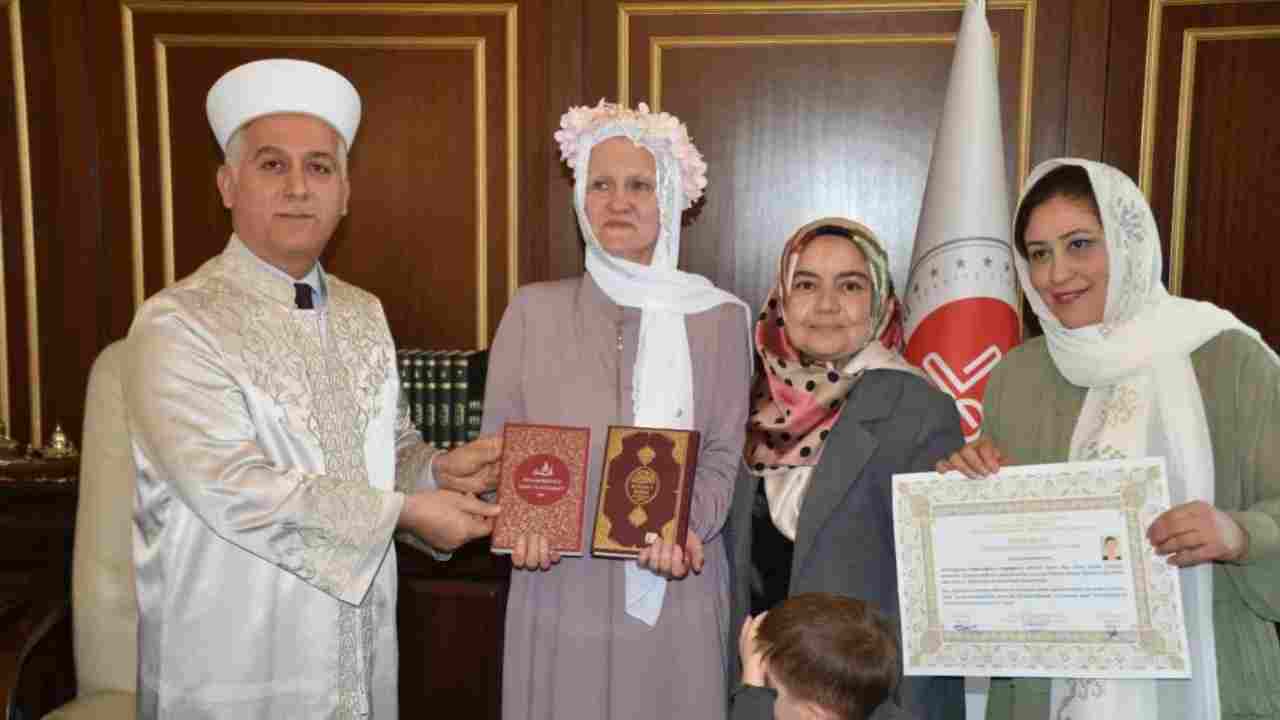 Alman kadın, Kur’an-ı Kerim’den etkilenip Müslüman oldu