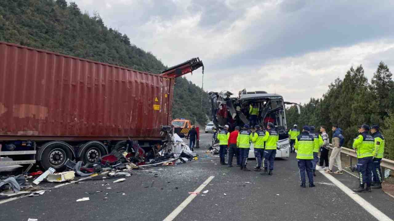SON DAKİKA: Gaziantep'e gelen yolcu otobüsü tıra çarptı: 7 ölü, 11 yaralı