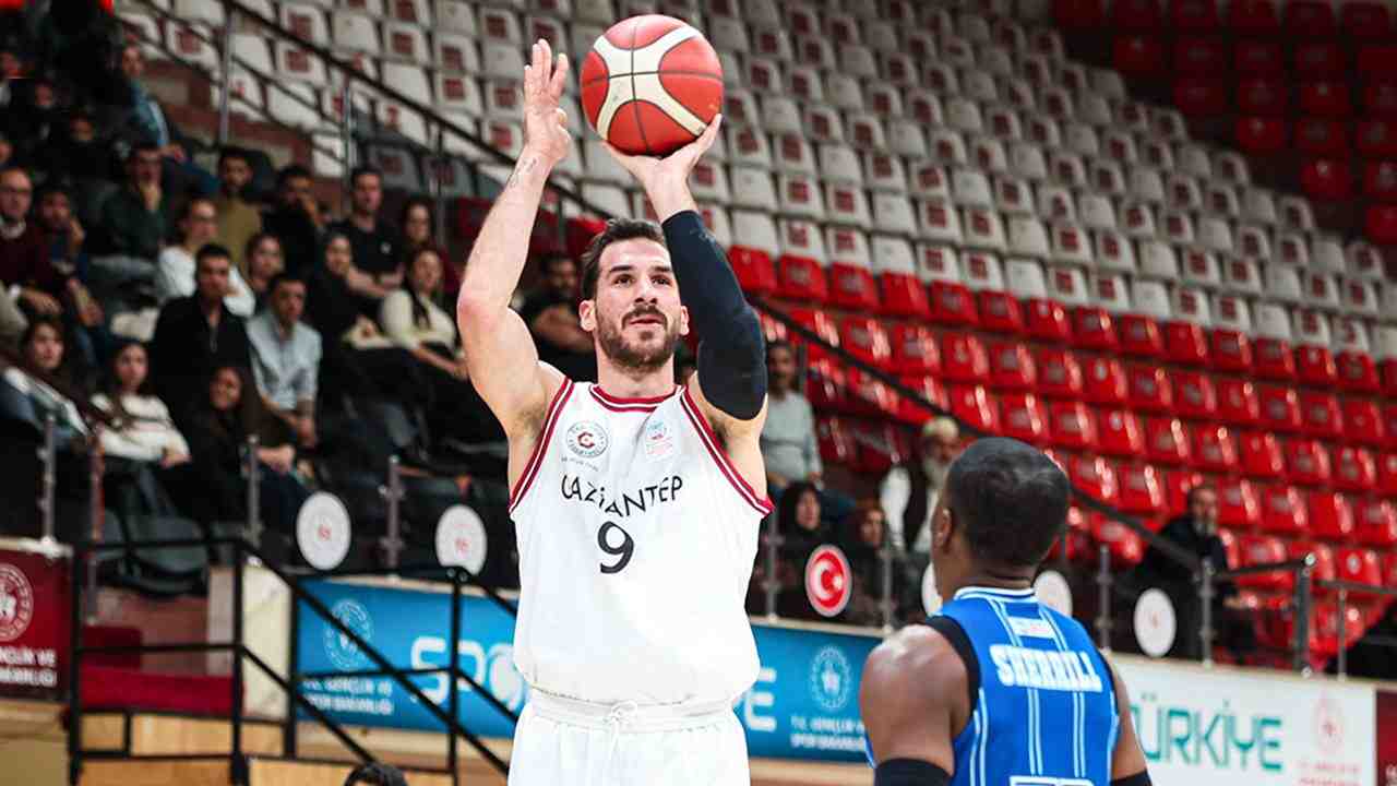 Nenadic Fırtınası Parkeyi Salladı! Gaziantep Basketbol Seriyi Sürdürdü